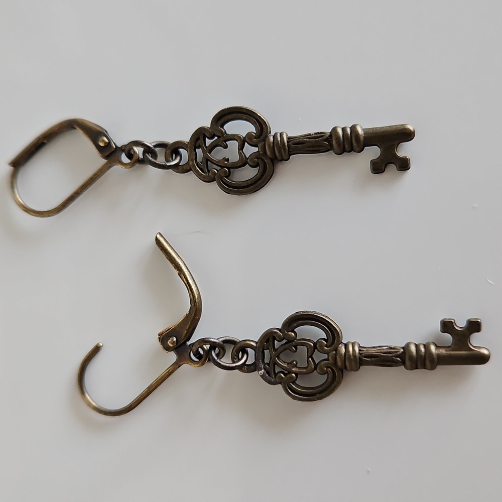 Key Design Earrings - Picture 2 of 3